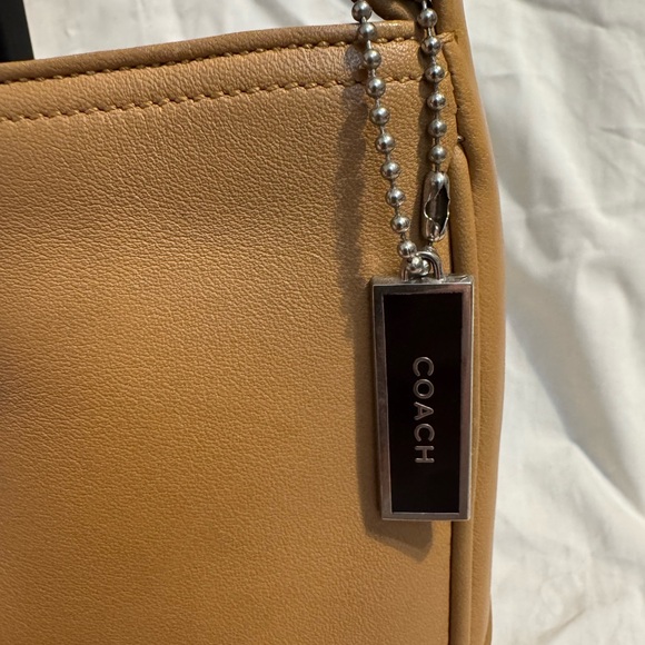 Vintage Coach 8148 Tan Leather Shoulder Bag with Adjustable Strap - Picture 2 of 10